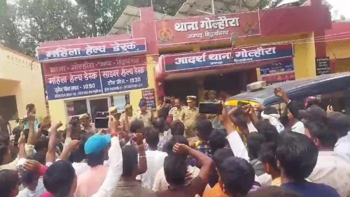 बदमाशों की पिटाई के लिए लोगों ने पुलिस थाने को घेरा। जागरण