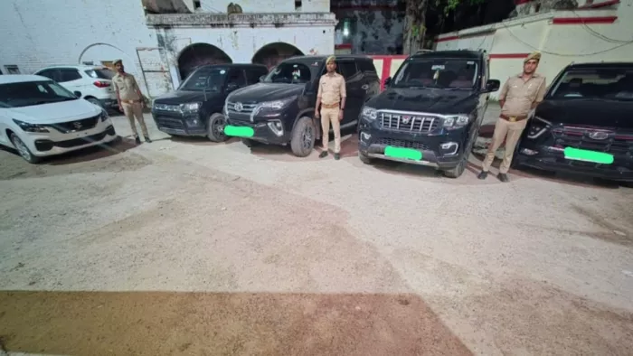 पुलिस थाने में खड़ी सीज की गई गाड़ियां। साभार पुलिस