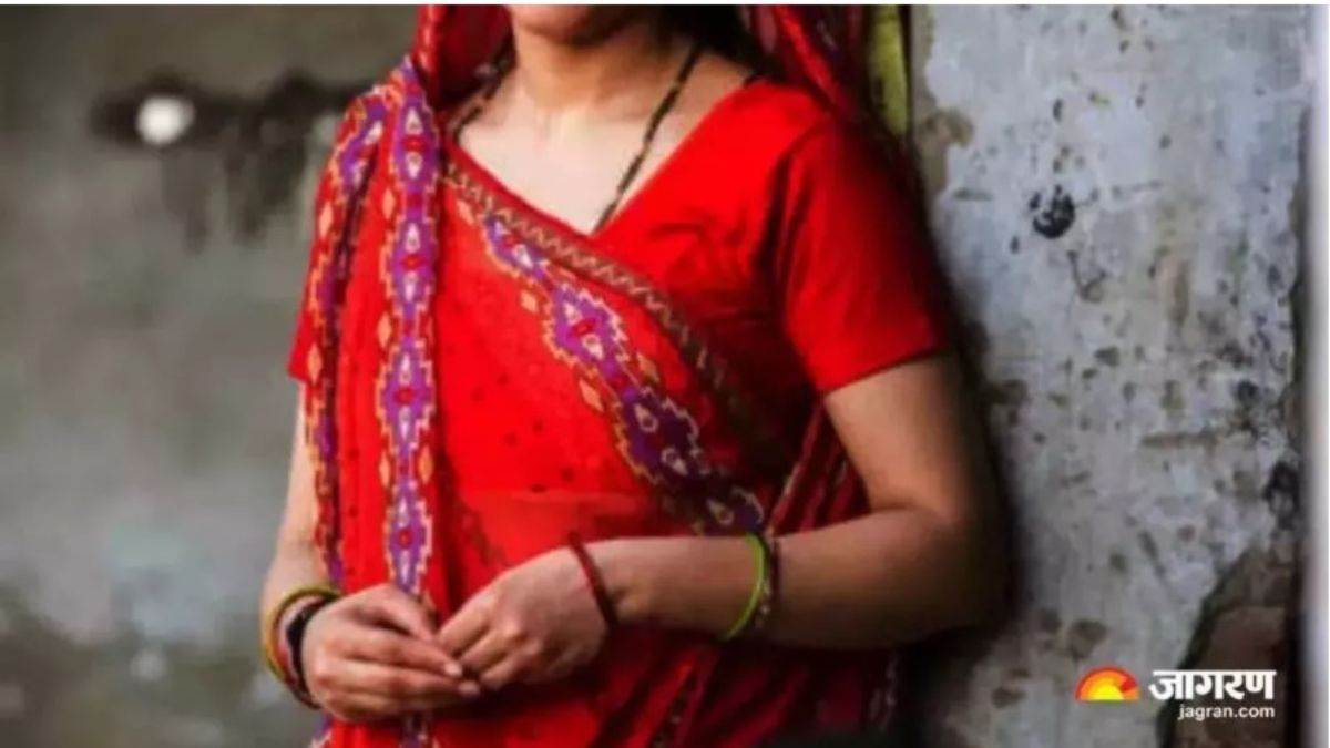 wife elopes with lover in love after telling husband for making aadhar card