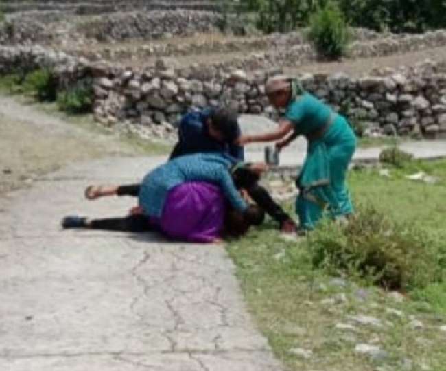 क्वारंटाइन करने से भड़के भाइयों ने महिला ग्राम प्रधान और उसके ससुर पर बरसाए पत्थर