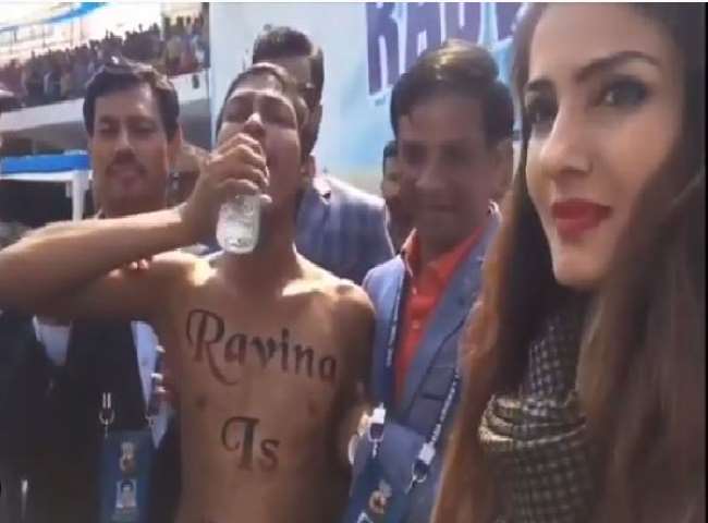 जब रवीना टंडन के सामने एक फैन ने कपड़े उतारकर किया प्यार का किया इजहार  देखें वायरल Video - WATCH bollywood actress Raveena Tandon Fan Stripped In  Front Of her Throwback VIDEO