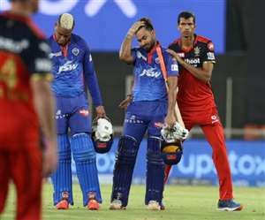 आरसीबी के मैच के दौरान रिषभ पंत- फोटो ट्विटर पेज