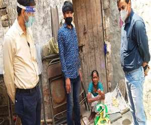 उत्तर प्रदेश पॉवर आफिसर्स एसोसिएशन लॉकडाउन में कर रही लोगों की मदद।