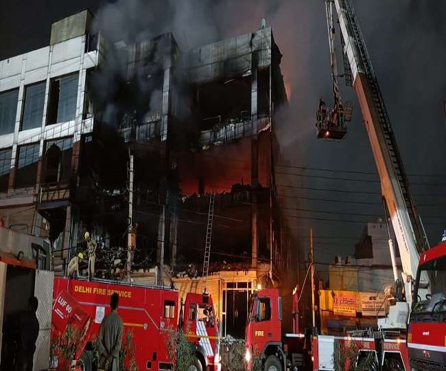 दिल्ली के मुंडका क्षेत्र में मेट्रो के पिलर संख्या 544 के पास लगी आग पर पाया गया काबू