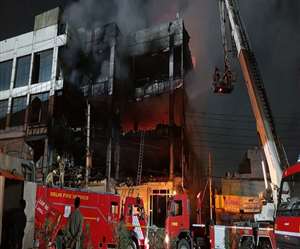 दिल्ली के मुंडका क्षेत्र में मेट्रो के पिलर संख्या 544 के पास लगी आग पर पाया गया काबू