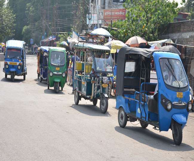 e rickshaw banned on metro routes in lucknow