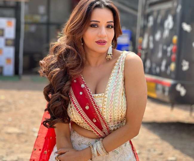 भोजपुरी एक्ट्रेस मोनालिसा कैमरे के सामने हुईं बोल्ड, व्हाइट ब्रालेट पहन  कराया बेहद बोल्ड फोटोशूट - Bhojpuri Actress Monalisa Latest Bold Photoshoot  In White Bralette And ...