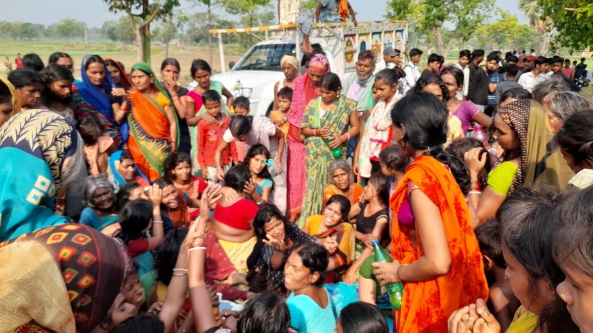 नालंदा में घायल छात्रा की मौत से आक्रोशित भीड़ ने पुलिस टीम को दौड़ा कर  पीटा दारोगा घायल; भाग खड़े हुए जवान - attack on Police team after the death  of injured