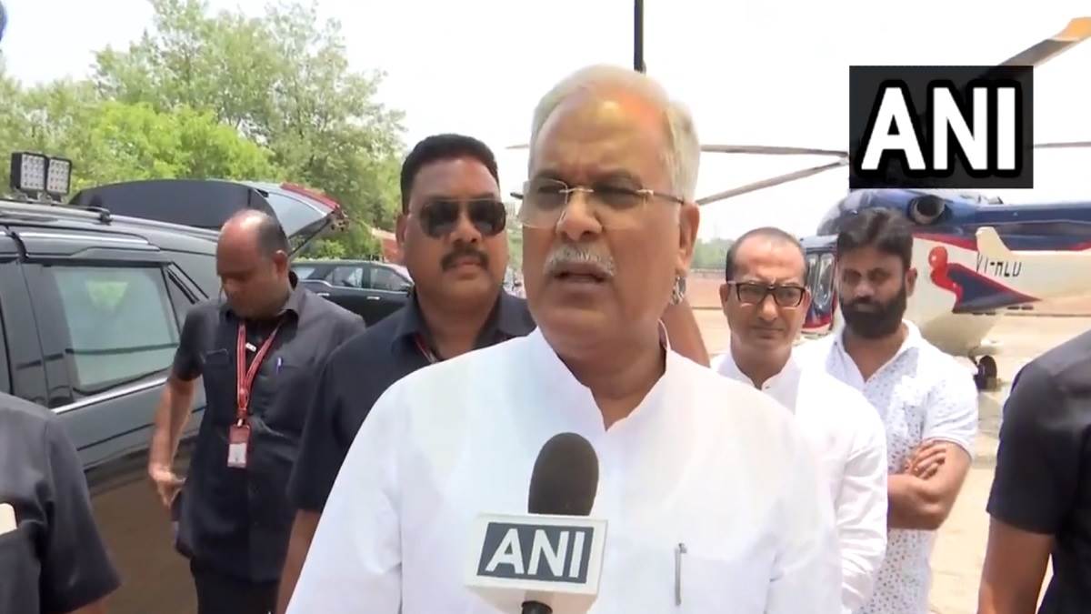 बजरंगबली अब कांग्रेस के साथ कर्नाटक में पार्टी की जीत के बाद मुख्यमंत्री भूपेश बघेल ने बांटी मिठाई - CM Bhupesh Baghel distributes sweets after congress party victory in ...