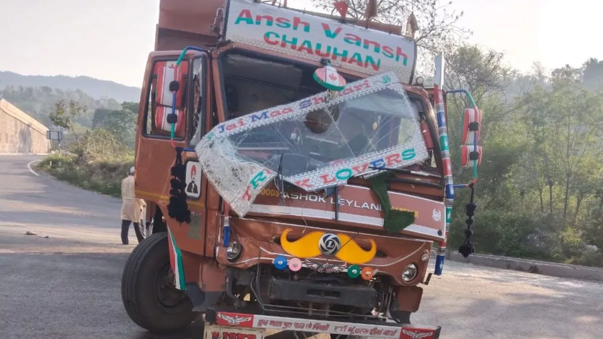 Bilaspur News: वोल्वो बस व ट्रक की फ्लाईओवर के नीचे जोरदार भिड़ंत, घायलों को जिला अस्‍पताल में कराया गया भर्ती
