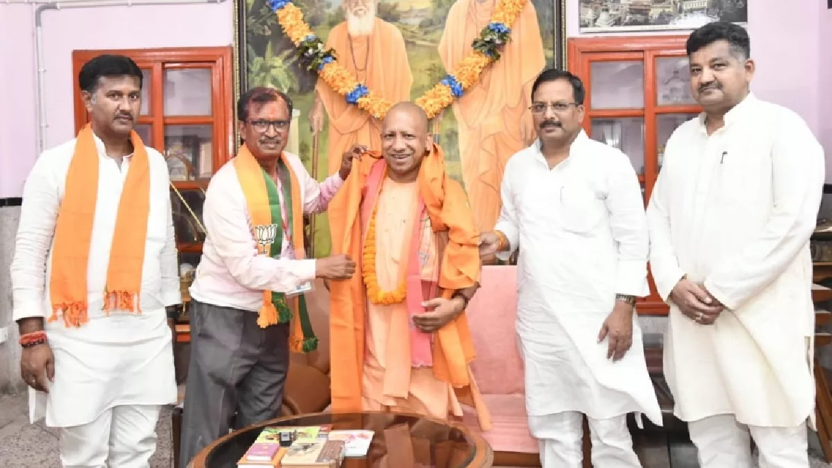 Gorakhpur Mayor: नवनिर्वाचित महापौर डॉ. मंगलेश ने किया बाबा गोरखनाथ का  दर्शन, सीएम योगी से लिया आशीर्वाद - Gorakhpur Mayor Newly elected mayor of Gorakhpur  Dr Manglesh visited Baba ...