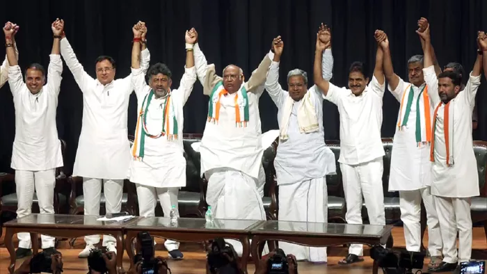 आतंकवाद पर कांग्रेस की कथित नरमी से लेकर संप्रभुता विवाद के जरिए उसके राष्ट्रवाद पर सवाल दागे गए।