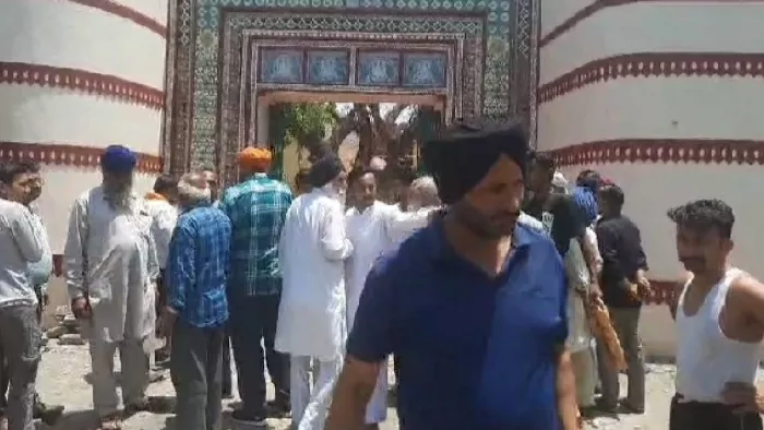गांव नन्यौला में देवी माता मंदिर जिसके गेट के बाहर छज्जा गिरने से हुआ हादसा। फोटो सोशल मीडिया
