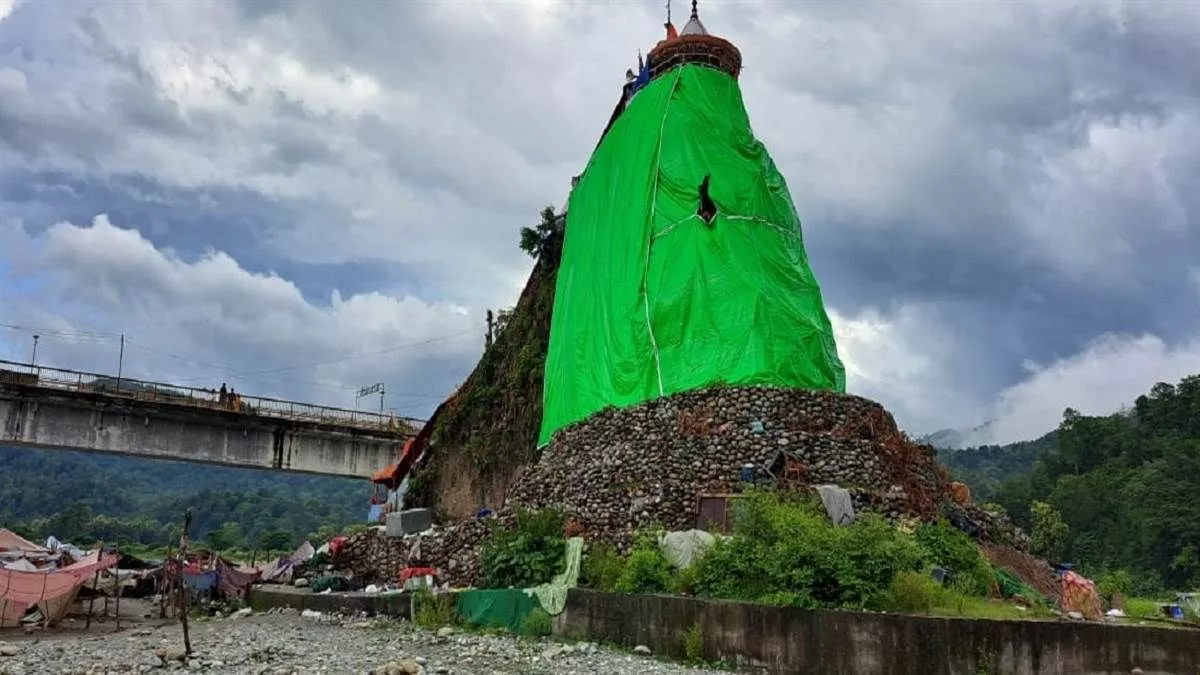 गिरिजा मंदिर बंद होने के बावजूद पहुंच रहे श्रद्धालु, कोसी नदी में कर रहे स्नान; लोगों में नाराजगी