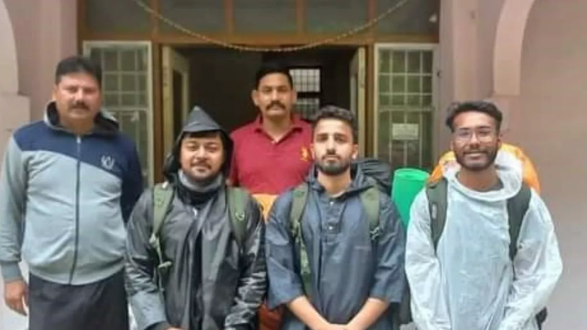 Himachal Pradesh News: ट्रैकिंग पर गए तीन पर्यटक जंगल में फंसे, मणिकर्ण पुलिस ने देवदूत बनकर बचाई जान
