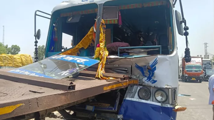 PRTC की तेज रफ्तार बस ने दो ट्रालों को मारी टक्कर