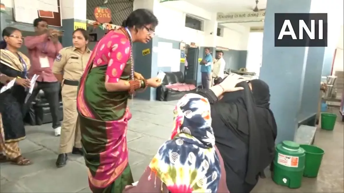 Telangana: हैदराबाद सीट से भाजपा उम्मीदवार माधवी लता के खिलाफ मामला दर्ज, महिलाओं के चेहरे से बुर्का हटाने का आरोप