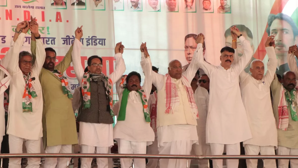 Lok Sabha Election 2024: कांग्रेस अध्यक्ष खरगे के मंच पर दिखा BJP सांसद का बेटा, सियासी हलचल तेज