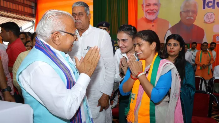 Haryana News: कलानौर में विजय संकल्प रैली में पूर्व सीएम मनोहर लाल।