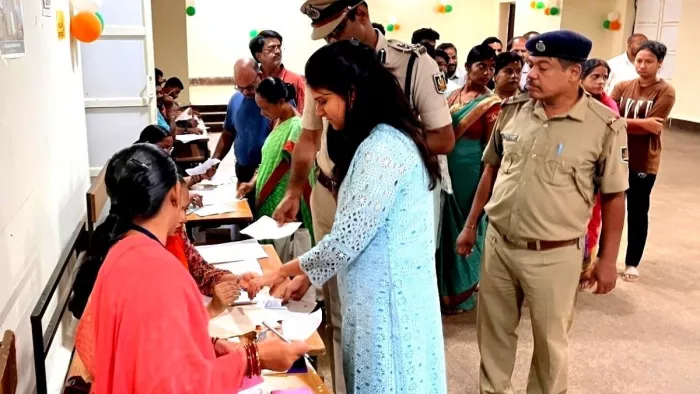 फोटो : कोरापुट में सपत्नीक मतदान करते डीएम और एसपी.