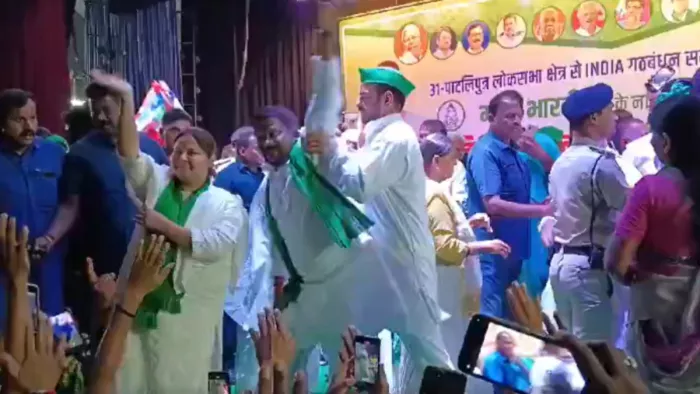 चुनाव के बीच अचानक अपने ही कार्यकर्ता पर क्यों बौखला गए तेज प्रताप?