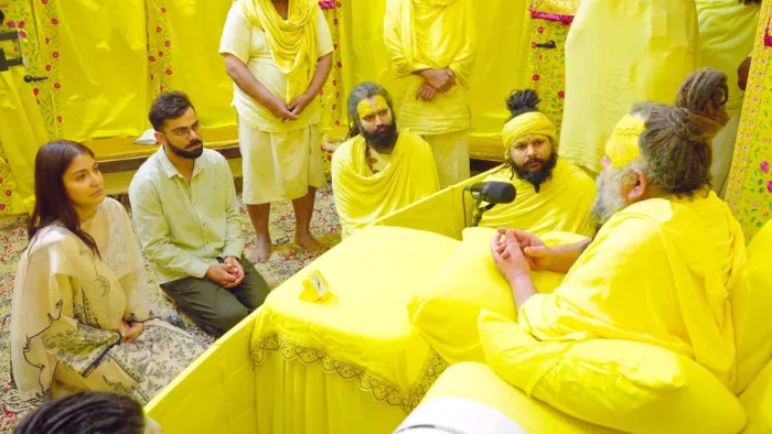 Virat Kohli: संत प्रेमानंद का आशीर्वाद लेने श्रीराधाकेलिकुंज आश्रम पहुंचे विराट कोहली व अनुष्का शर्मा।