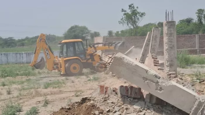 Bulldozer Action: 50 बीघे में विकसित हो रहीं अवैध कालोनियों पर चला बुलडोजर