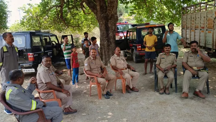 धमाके की सूचना पर तिवारीपुर गांव में पहुंची सिकरीगंज थाना पुलिस। जागरण
