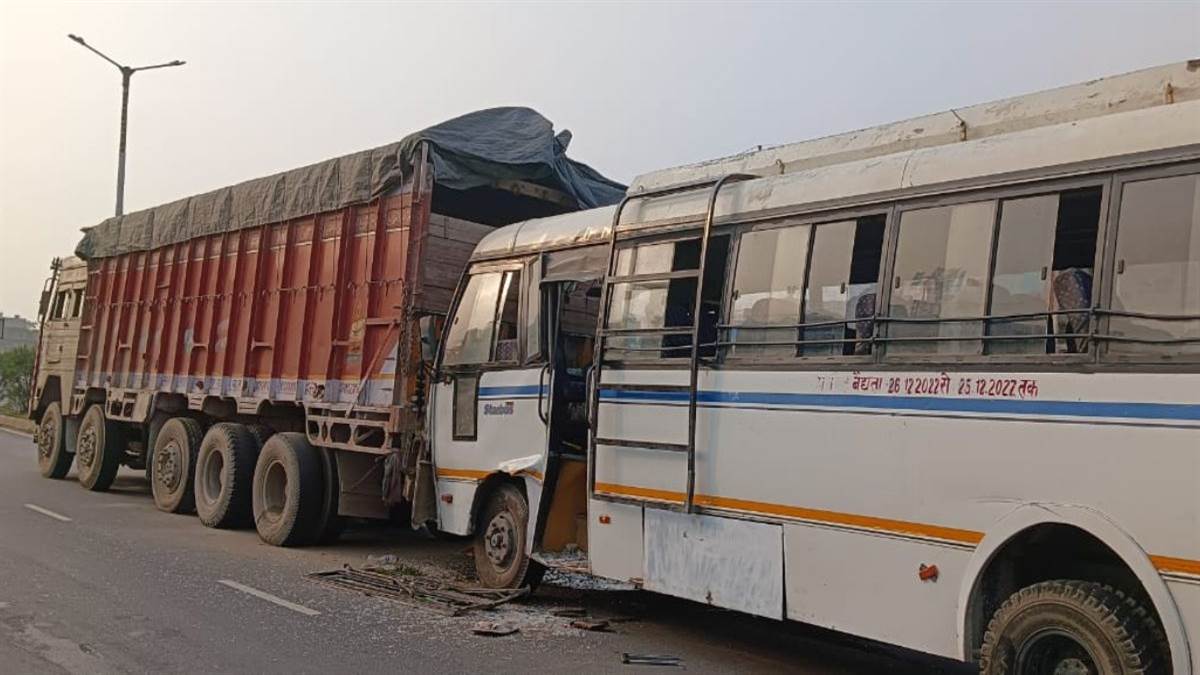 kushinagar road accident bus collides with parked truck 10 injured