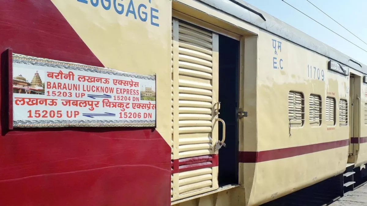 लखनऊ-बरौनी एक्सप्रेस के जनरेटर कोच में अचानक घुसी RPF, ऑपरेटर ने छुपा रखी थी ये चीज... देखकर उड़े होश!