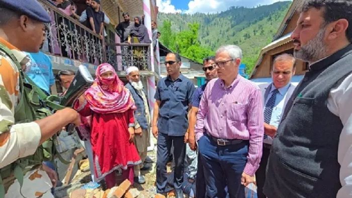 मुख्यमंत्री उमर अब्दुल्ला ने कुपवाड़ा में टंगधार के पाकिस्तानी गोलाबारी प्रभावित इलाकों का दौरा किया।