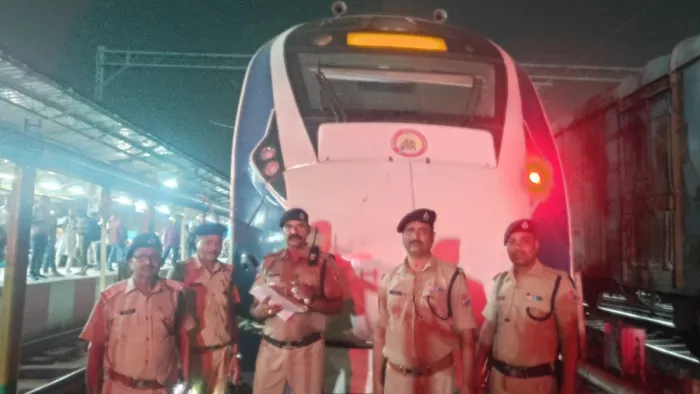 गोरखपुर जंक्शन पर खड़ी 16 कोच वाली सेमी हाईस्पीड ट्रेन वंदे भारत। जागरण