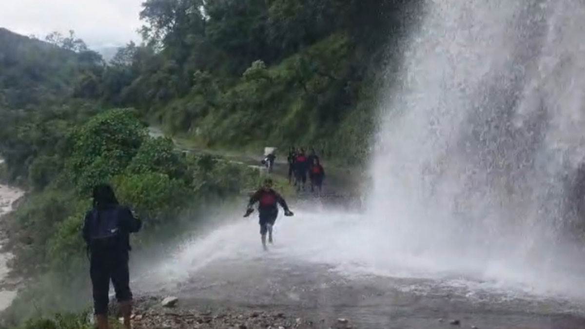 https://www.jagranimages.com/images/newimg/13052025/13_05_2025-waterfall_23936979.jpg