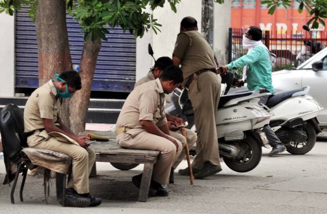 रेलवे स्टेशन पर नहीं हो रहा शारीरिक दूरी का पालन