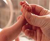 बच्ची प्री मैच्योर पैदा हुई तो मां ने उसे कूड़े के ढ़ेर में फेंक दिया। - प्रतीकात्मक तस्वीर