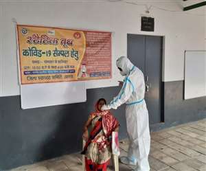 आगरा में नगरीय स्&zwj;वास्&zwj;थ्&zwj;य केंद्र पर कोरोना की जांच कराती महिला।