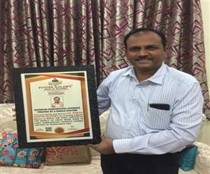 अवार्ड के साथ आगरा के डा. पार्थ सारथी शर्मा।