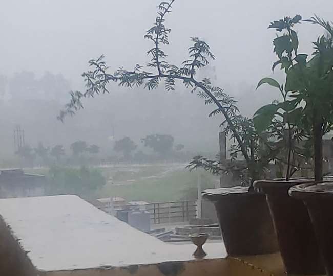 गोरखपुर में प्री मानसून की बारिश से पारा काफी नीचे आ गया है। - जागरण