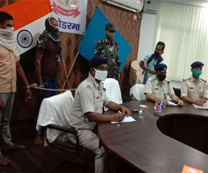 Koderma News, Jharkhand Crime News गिरफ्तार युवकों के साथ कोडरमा पुलिस।