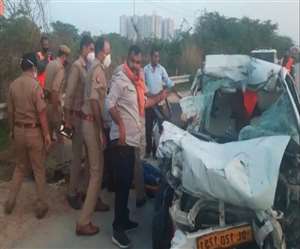 एक्सप्रेस वे पर खराब खड़े ट्रक में उनकी ओला कैब घुस गई।