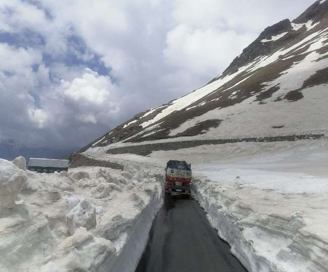 बर्फ से ढके रोहतांग दर्रे से गुजरता तेल टैंकर।