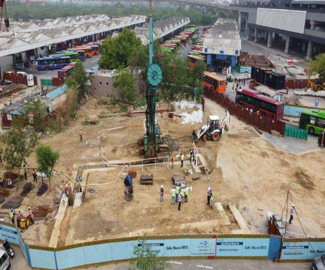 सुरंग बनाने के लिए टनल बोरिंग मशीन उतारने के लिए लांचिंग शाफ्ट निर्माण करने के लिए दीवार बनाई जा रही।