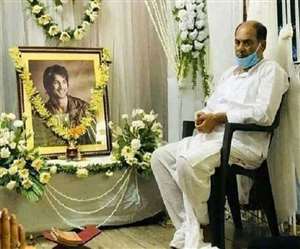 सुशांत की तस्&zwj;वीर के साथ शोकाकुल पिता केके सिंह। फाइल तस्&zwj;वीर