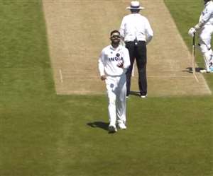 विराट कोहली करते दिखे गेंदबाजी (फोटो ट्विटर)