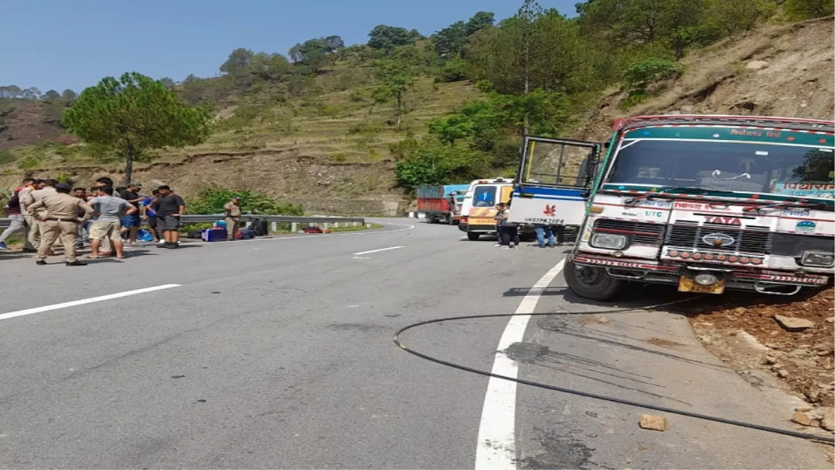 देहरादून से 42 यात्रियों को पिथौरागढ़ ला रही बस का ब्रेक फेल, लोगों की जान बचाने को ड्राइवर ने पहाड़ी से टकराकर रोकी बस