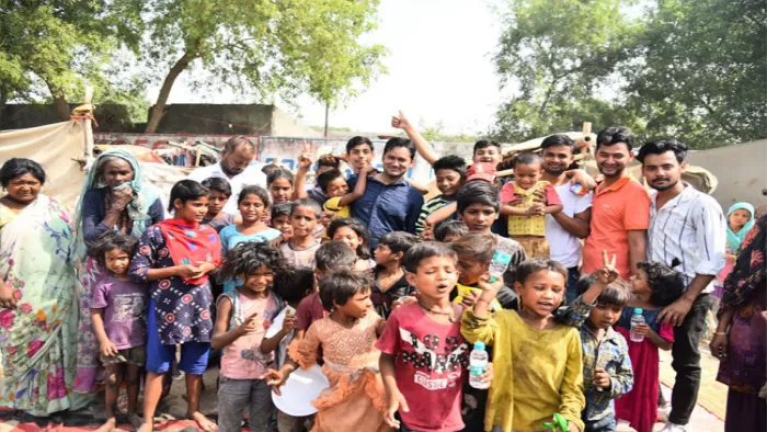 गरीब बच्चों के लिए भोजन मुहैया कराने की एक पहल।