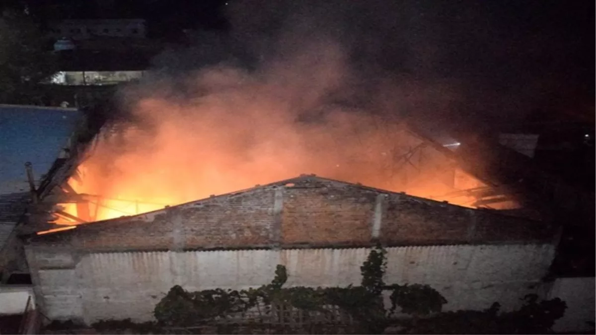 Jabalpur Fire News: औद्योगिक क्षेत्र रिछाई में ट्रांसफार्मर फैक्ट्री में  लगी भीषण आग, सब कुछ हुआ राख - A huge fire broke out in the transformer  factory in Richhai industrial area Jabalpur