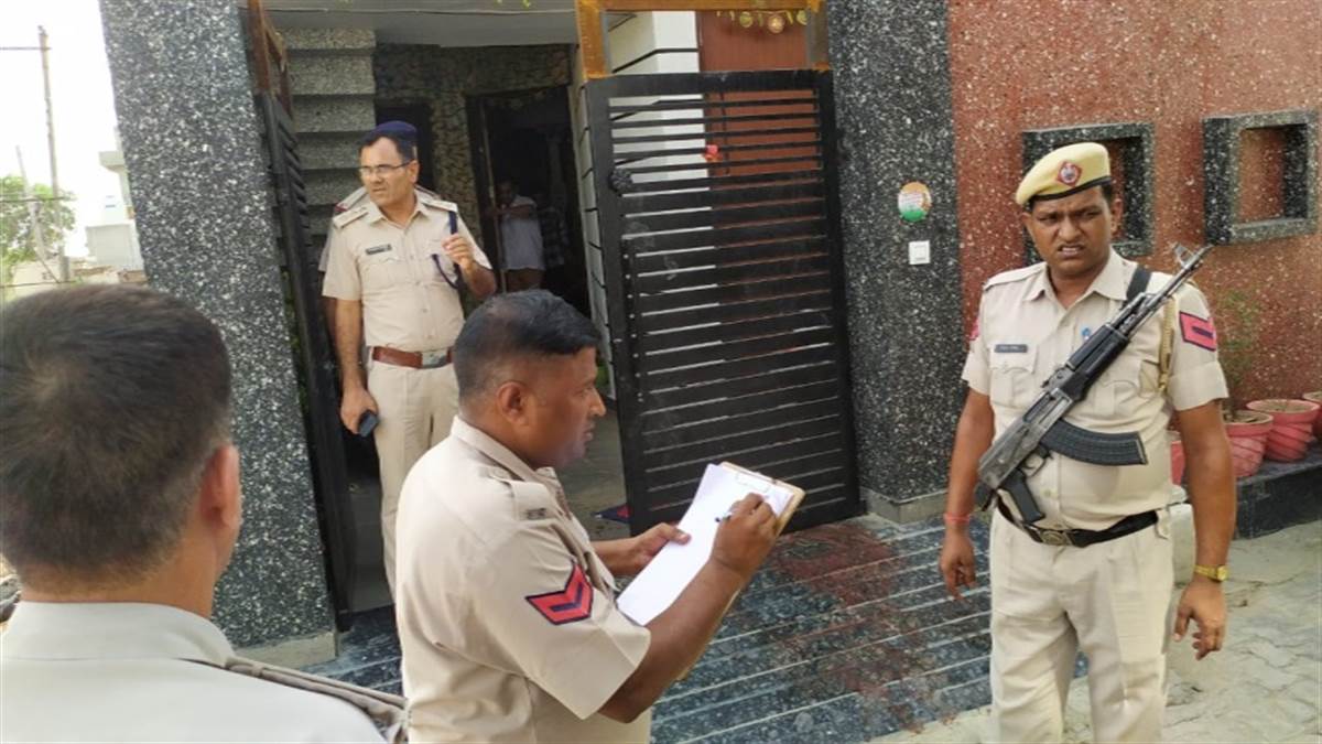 attacked with swords on two sisters in fatehabad one girl died