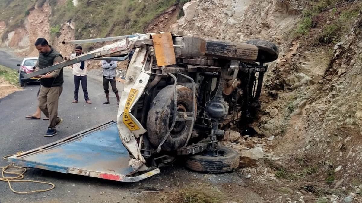 bageshwar accident pickup fell into ditch in bageshwar