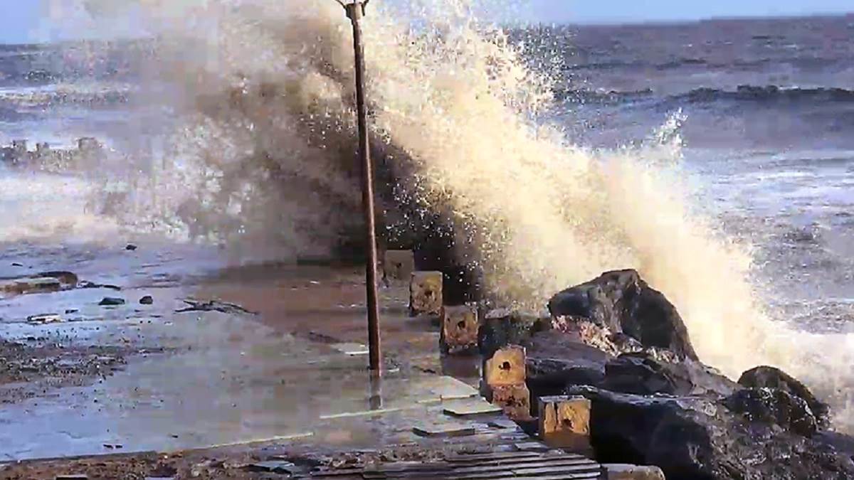 Cyclone Biparjoy: गुजरात की तरफ बढ़ रहा 'बिपरजॉय', पश्चिमी रेलवे ने कई ट्रेनों को किया रद
